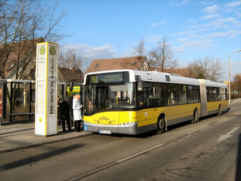Solaris-Gelenkbus der BVG in Berlin-Marzahn, hier am 17. 1. 2008