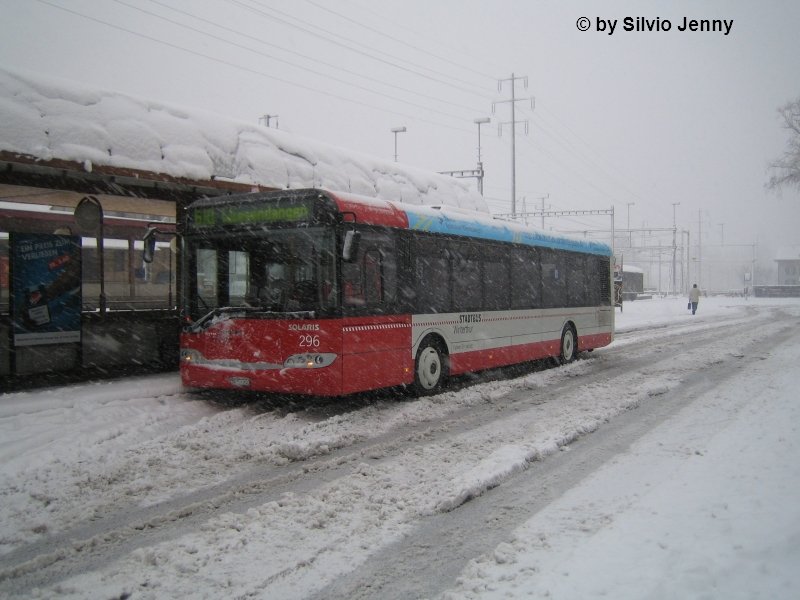 Solaris Urbino 12 Nr. 296 auf der Linie 610 am 4.3.06 im tief verschneiten Oberwinterthur. Tags darauf musste Stadtbus Winterthur ihre Fahrzeuge mit Schneeketten ausrsten. Man stelle sich vor, Schneeketten auf 440m..M