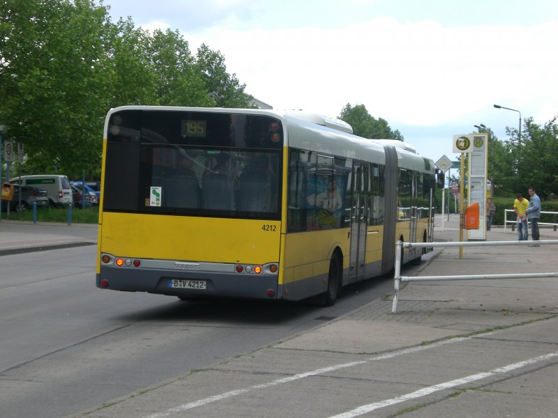 Solaris Urbino auf der Lini 195 nach S-Bahnhof Marzahn an der Haltestelle Hellersdorf Gothaer Strae/Eisenacher Strae.