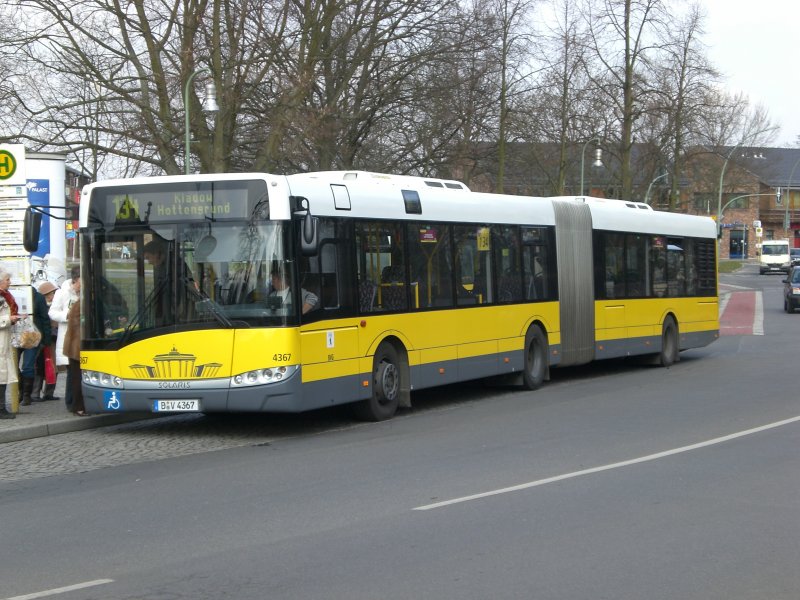 Solaris Urbino auf der Linie 134 nach Kladow Hottengrund an der Haltestelle Alt-Kladow.