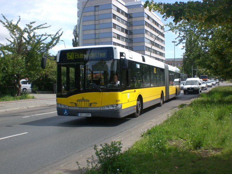 Solaris Urbino auf der Linie 150 am U-Bahnhof Osloer Strae.