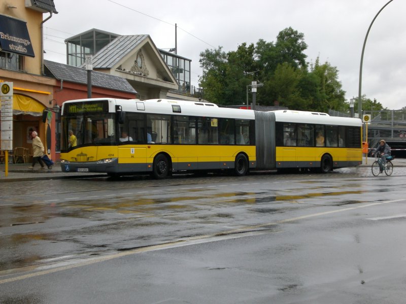Solaris Urbino auf der Linie M11 nach U-Bahnhof Oskar-Helene-Heim am S-Bahnhof Lichterfelde Ost. 