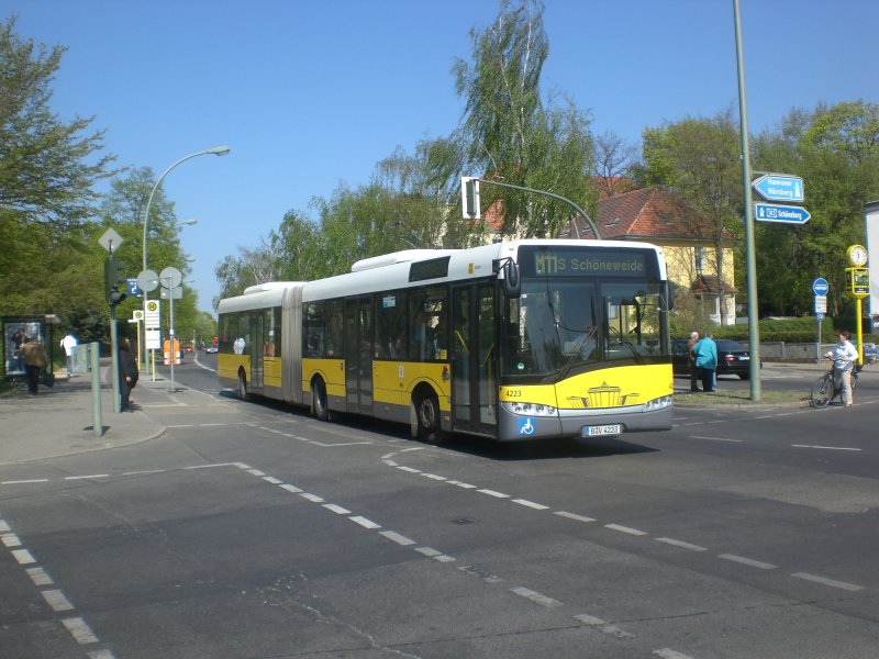 Solaris Urbino auf der Linie M11 nach S-Bahnhof Schneweide an der Haltestelle Lichterfelde Goerzallee/Drakestrae.