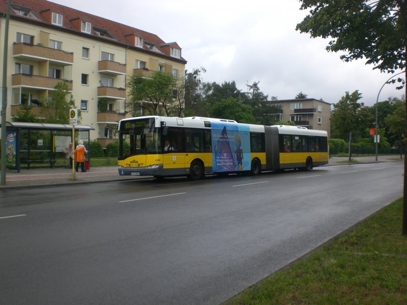 Solaris Urbino auf der Linie M32 nach Staaken Brunsbttler Damm/Stadtgrenze an der Haltestelle Staaken Brunsbttler Damm/Nennhauser Damm. 