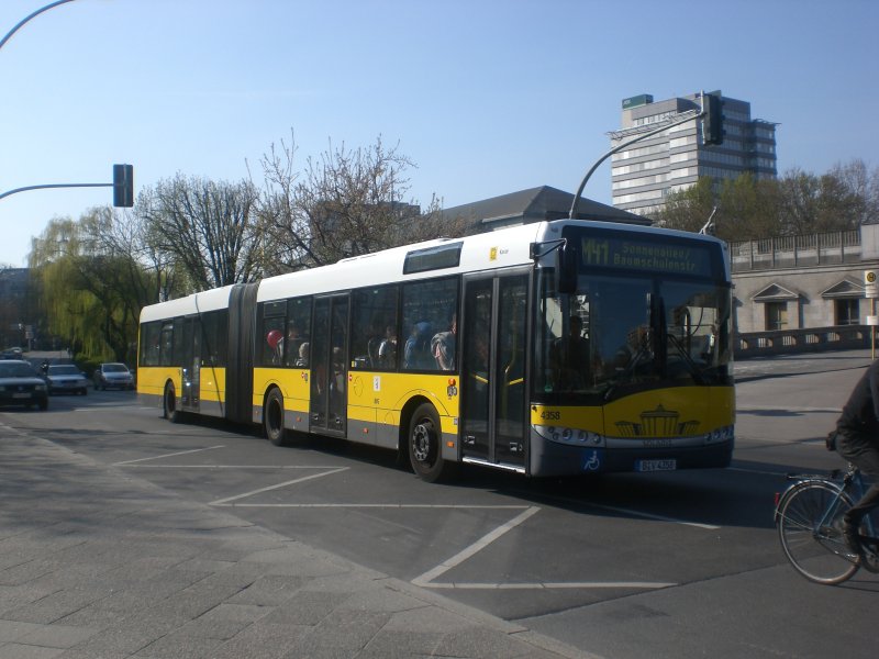 Solaris Urbino auf der Linie M41 nach Baumschulenweg Sonnenallee/Baumschulenstrae am U-Bahnhof Hallesches Tor.