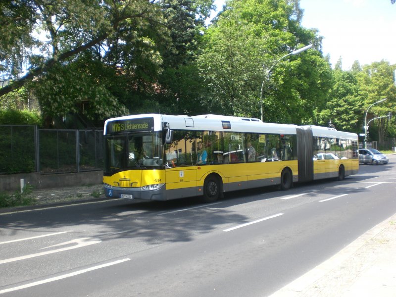 Solaris Urbino auf der Linie M76 nach S-Bahnhof Lichtenrade an der Haltestelle Tempelhof Rblingsstrae/Arnulfstrae.
