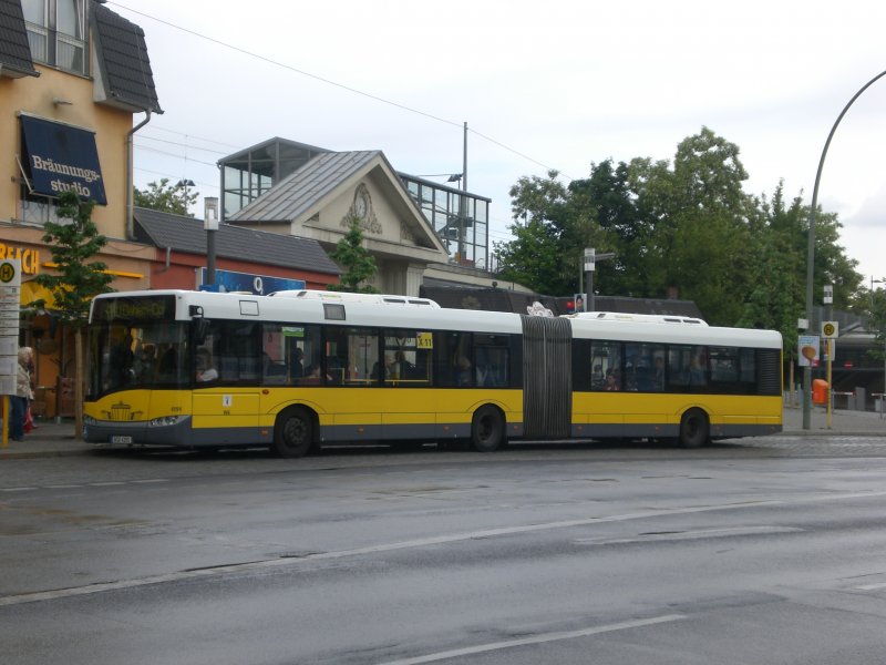 Solaris Urbino auf der Linie X11 nach U-Bahnhof Dahlem-Dorf am S-Bahnhof Lichterfelde Ost.