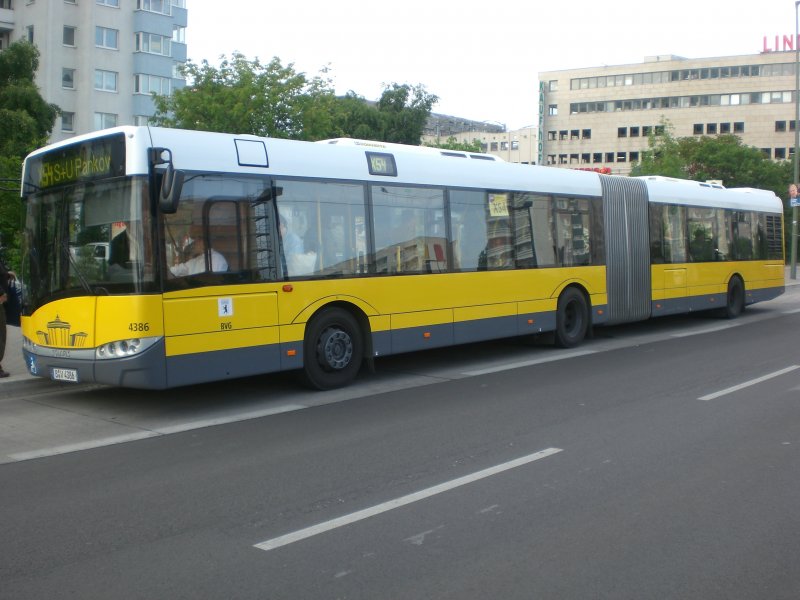 Solaris Urbino auf der Linie X54 nach S+U Bahnhof Pankow an der Haltestelle Hohenschnhausen Prerower Platz.