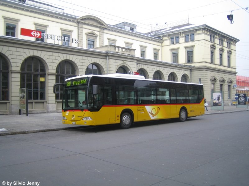 Sonntag, 14.12.08 10:43, der Mercedes Citaro Nr. 153 hatte die Ehre als erster Kurs von Winterthur nach Elgg zu fahren, hier steht er noch am Hauptbahnhof von Winterthur.