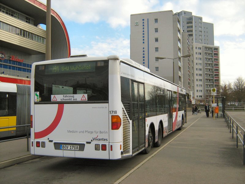 Stadtbus 1718 der BVG in Berlin-Marzahn (Hst. S-Bhf) am 17. 1. 2008