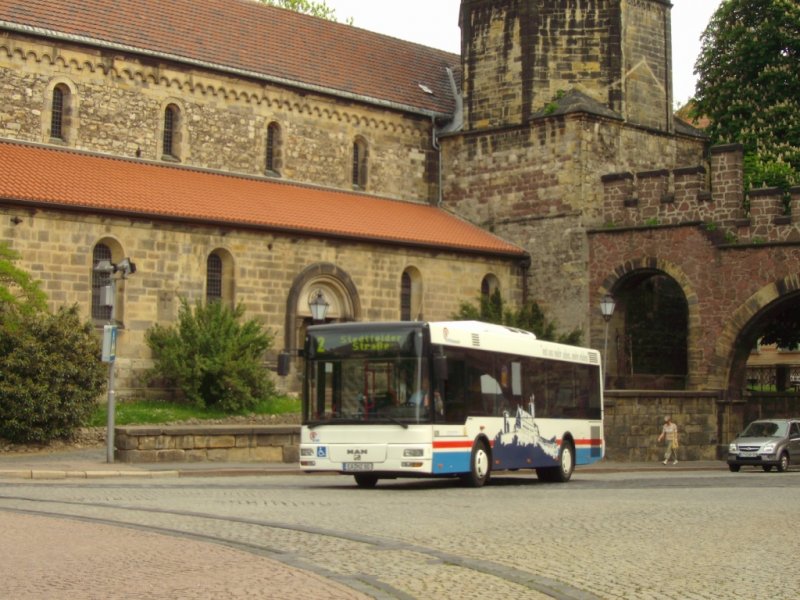 Stadtbus Eisenach: MAN MidiBus der KVG Eisenach, eingesetzt im Stadtverkehr Eisenach (Mai 2008). Aufgenommen am Karlsplatz in der Innenstadt.