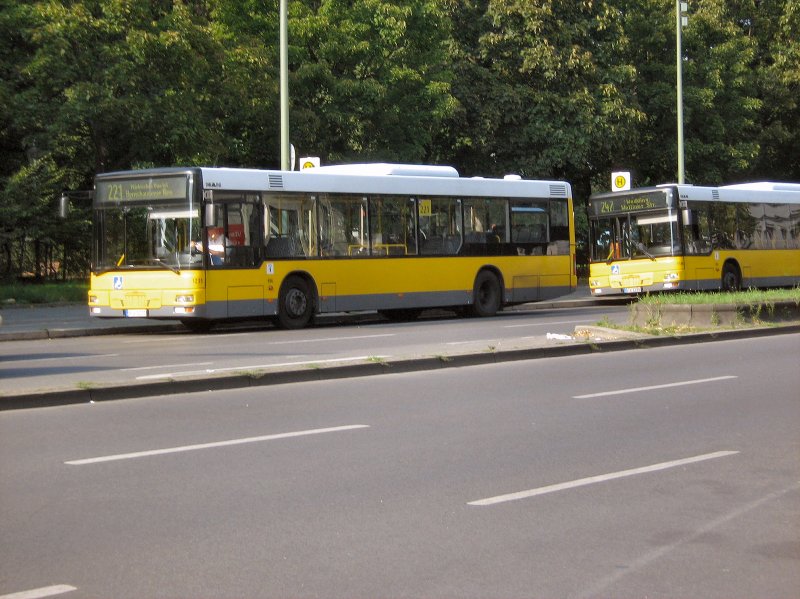 Stadtbusse am Leopoldplatz, Pause vor der nchsten Runde, 2.8.2008