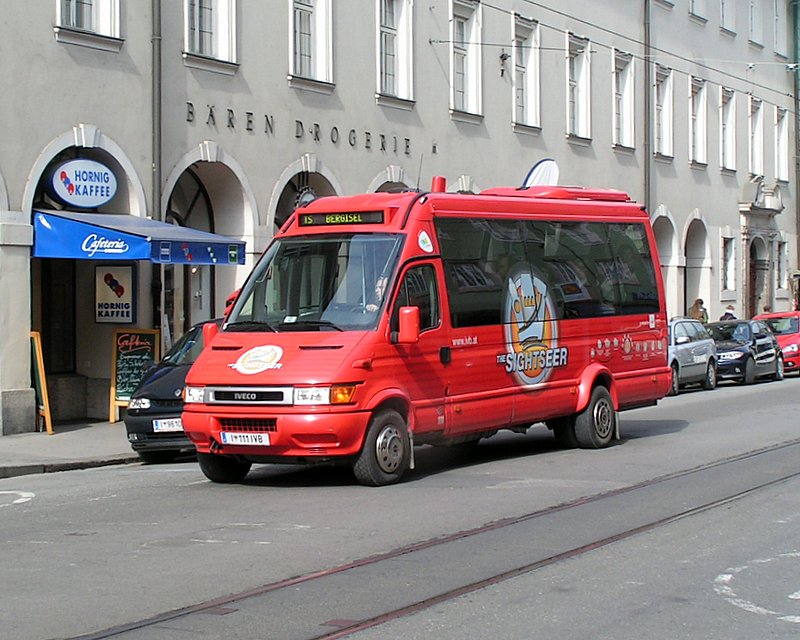 Stadtrundfahrt gefllig! Dieser Iveco Kleinbus holt die Fahrgste an verschiedenen Haltestellen in Innsbruck ab. 08.03.08