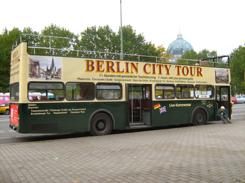 Stadtrundfahrtbus in Berlin-Mitte, offenes Oberdeck am 12. 10. 2008