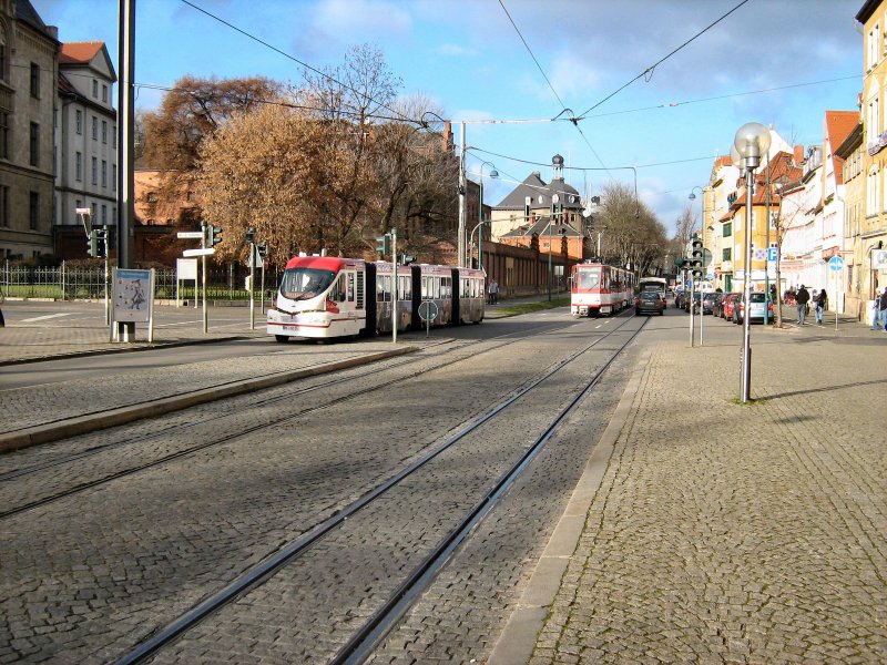 Stadtrundfahrtbus der EVAG (Erfurt) steuert am 6.12.2007 den Domplatz an, ebenfalls der TATRA-Strassenbahnzug im Hintergrund
