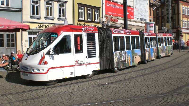 Stadtrundfahrtbus (Gelenk-Minibus) in Erfurt, am Domplatz. Aufnahme: Sommer 2007