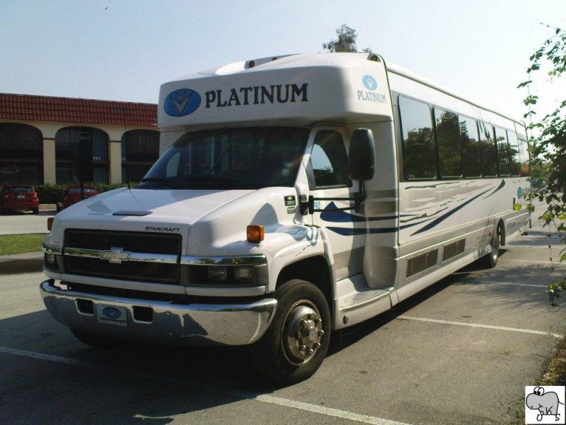 Starcraft XLT auf 2008er Chevrolet Fahrgestell des amerikanischen Unternehmens Platinum aus Florida. Aufgenommen am 1. Oktober 2008 in Orlando, Florida.