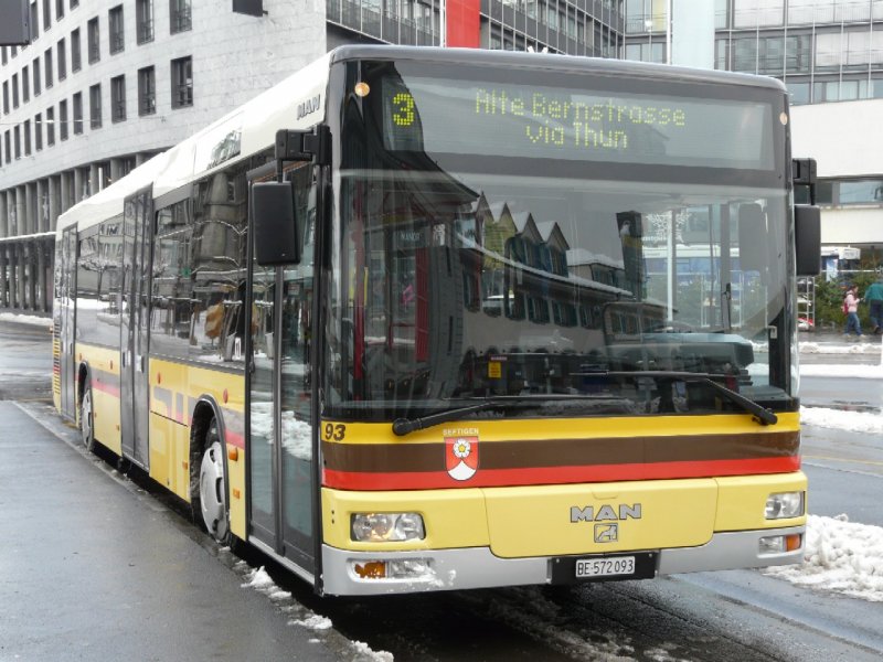 STI - MAN Bus Nr.93 ( mit Wappen SEFTIGEN auf der Front )  BE 572093 unterwegs auf der Linie 3 in Thun am 12.12.2008