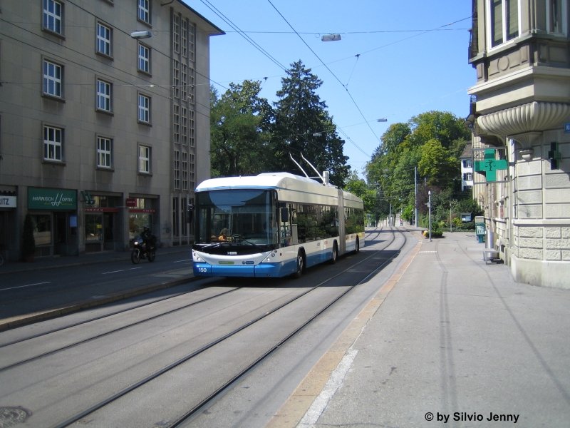 Swisstrolley 150 am 26.8.07 auf der Linie 31 Richtung HEgibachplatz am Kreuzplatz. Obwohl dieses Fahrzeug dazumal noch nicht mit dem neune Leitsystem ausgerstet war, blieb die Zielanzeige dunkel, was bei manueller Einstellung nicht passieren sollte.