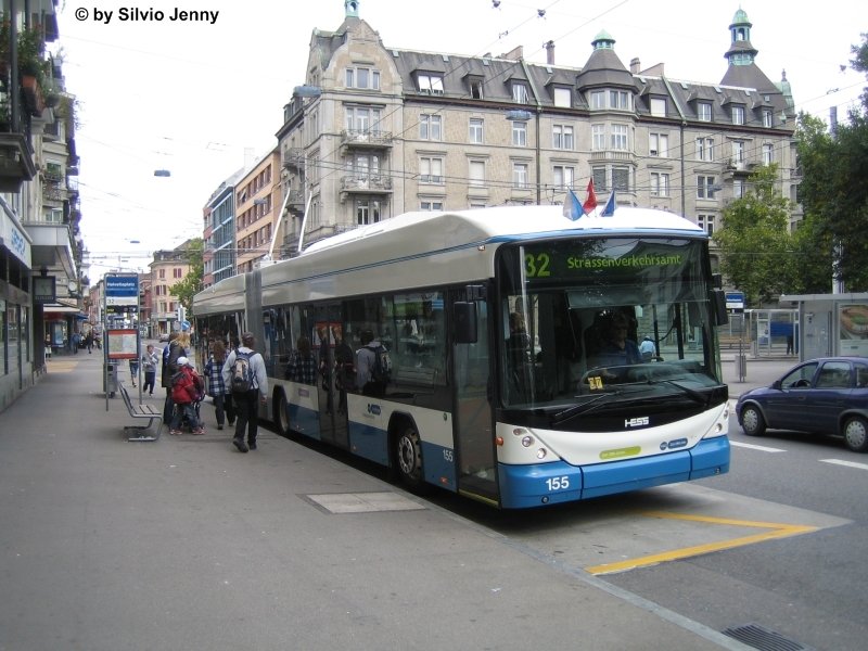 Swisstrolley 155 am 9.9.07 beim Helvetiaplatz. Anlsslich des 125 jhrigen VBZ Jubilum sind die Bussem it Fhnchen geschmckt.