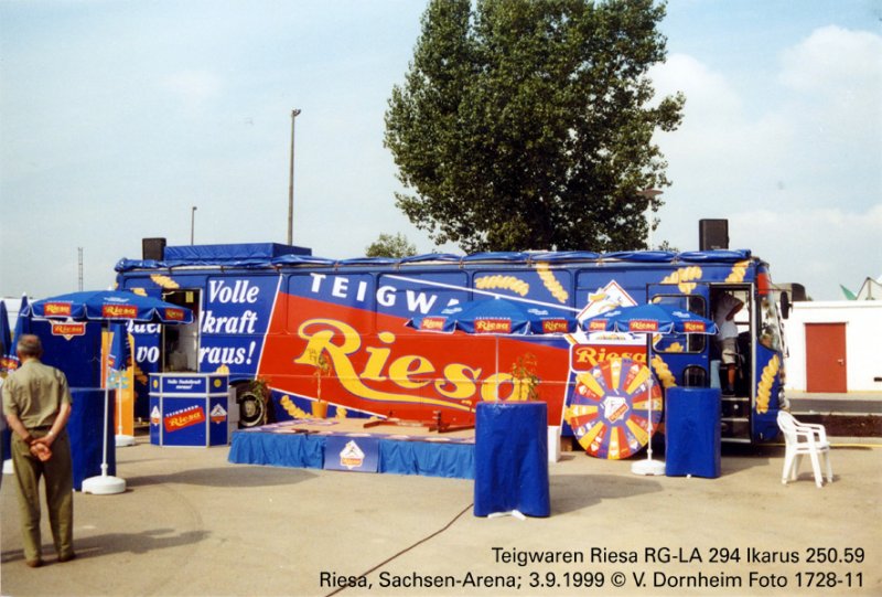 Teigwaren Riesa RG-LA 294; einige Jahre nutzte die  NudelfabriK  diesen von Autobus Sachsen (ex Kraftverkehr Karl-Marx-Stadt) stammenden Ikarus 250 als Werbemobil. Leider wurde er inzwischen als gewhnlicher Linienbus in Richtung Balkan verkauft. Die Aufnahme entstand bei Tag der Sachsen in Riesa.