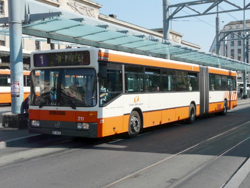 TG Genf - Gelenkbus Mercedes O 405 GN  Nr.211 GE 96672 eingeteilt auf der Linie 1 bei der Tram - Haltestelle vor dem Bahnhof in Genf am 07.05.2008