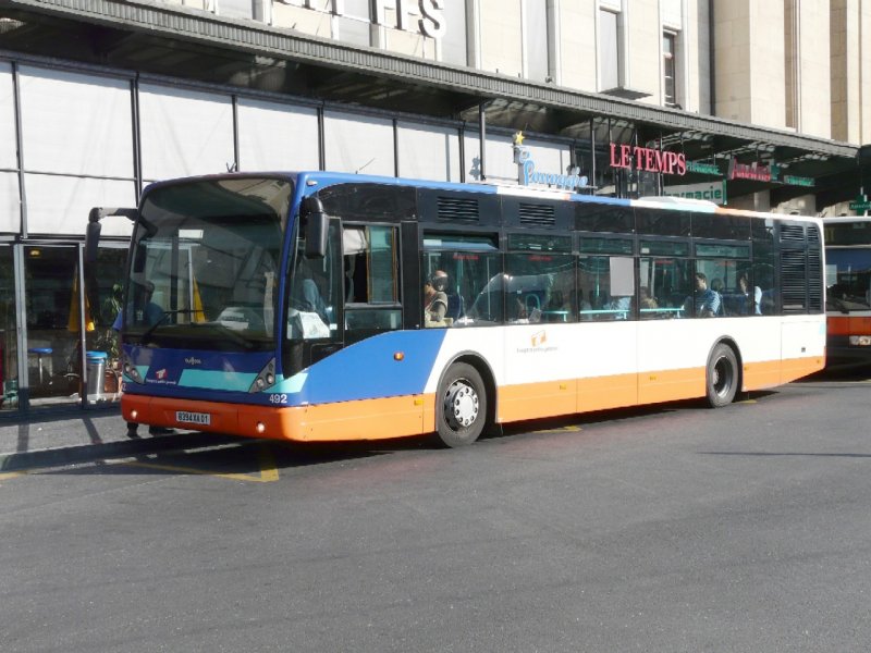 TG Genf - VANHOOL Bus  Nr.492  F  8394 XA 01 eingeteilt auf der Linie D bei der Bushaltestelle vor dem Bahnhof in Genf am 07.05.2008