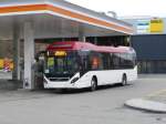 Volvo Hybrid Bus bei einer Tankstelle bei Münchenbuchsee am 08.12.2014