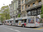 Hess Trolleybus 224 mit der Werbung für die Luzerner Zeitung, auf der Linie 6, fährt am 04.05.2010 durch die Hirschmattstrasse.