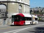 tpf - Hess-Swisstrolleybus  Nr.517  FR 300397 unterwegs in der Stadt Fribourg am 09.04.2011