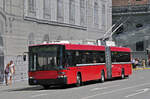 NAW Trolleybus 15, auf der Linie 12, überquert den Bubenbergplatz. Die Aufnahme stammt vom 05.08.2013.
