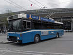 NAW-Hess Trolleybus 254, auf der Linie 4, wartet am 04.05.2010 an der Haltestelle beim Bahnhof Luzern.