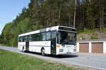 Bus Erzgebirge: Mercedes-Benz O 407 der RVE (Regionalverkehr Erzgebirge GmbH), aufgenommen im April 2018 in der Nähe von Brünlos (Erzgebirgskreis).