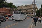 Heckansicht von diesem weien Setra S 215 HD, als er Frontal auf das Colosseum in Rom.