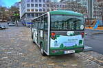 Heckpartie des Sightseeing kleinen Elektro-Bus in Bergen (Norwegen) für Stadtrundfahrten am Hafen, Hersteller des Bus unbekannt - gesehen am 28.