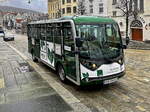 Sightseeing kleiner Elektro-Bus in Bergen (Norwegen) für Stadtrundfahrten am Zugang zur Seilbahn, Hersteller des Bus unbekannt - gesehen am 28.