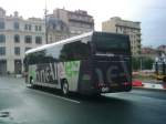 Irisbus Evadys mit dem neuen Farbschema der Rgion  Rhne-Alpes . Das Fahrzeug verlsst die neue zentrale Omnibusbahnhof  Ple Bus  in Valence (Frankreich) in Richtung Hauptbahnhof.