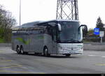 Reisebus - Grauer Mercedes Tourismo FB-766-TV bei der zufahrt zu den Bus Haltestellen vor dem Flughafen in Genf am 24.03.2024