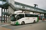 Norwegischer-Reisebus wartet am Norwegenkai auf die Einschifffung nach Oslo
