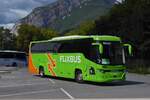 Scania Touring von Flixbus verlässt den Busbahnhof von Grenoble.