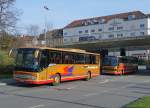 SETRA: Zwei verschiedene SETRA-Bustypen der selben Unternehmung auf dem Bahnhofplatz Regensburg abgestellt am 22. November 2014.
Foto: Walter Ruetsch