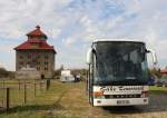 19.10.2013 Hobrechtsfelde. Setra Reisebus mit Speicher im Hintergrund