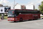 Setra Dreiachser Reisebus ex österreichische Fa. Erlauftaler am 20.5.2017 vor dem Hauptbahnhof in Skopje.