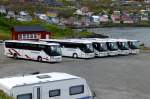 Das weiter im Sden auch fr den Linienverkehr zustndige Busunternehmen Cominor hat in Honningsvg eine kleine Flotte von Setra 415GT fr den Gelegenheitsverkehr (v.a. Kreuzfahrt-Ausflge) stationiert. Am frhen Morgen des 22.6.2010 stehen sechs der sieben Wagen abgestellt im Ortsteil Valan. 