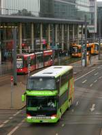Setra 431 DT der Umbrella Coach & Buses s.r.o. (Umbrella Bus Nr. 1), im Auftrag der Flixmobility GmbH, nach Wien Erdberg fährt auf der B 170 am Wiener Platz in Dresden. Aufgenommen von Dresden Hbf. [16.12.2017 | 11:41 Uhr]