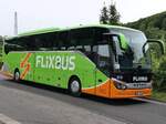 Setra 516 HD von Flixbus/Wricke Touristik aus Deutschland im Stadthafen Sassnitz am 08.07.2020