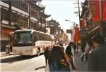 Am Rande der Altstadt und Fussgaengerbereich von Shanghai war im Jahr 2003 dieser Reisebus chinesischer Bauart unterwegs