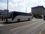 Ein mir unbekannter Reisebus am 08.06.13 in Frankfurt am Main Hbf 