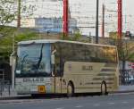 Van Hool Bus, in der Nhe des Bahnhofs von Brssel Midi abgestellt, wartet er als Schulbus auf seinen nchsten Einsatz. 10.05.2013