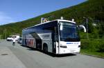 Der Volvo 9700 ist im Norden Standardfahrzeug fr die Express-Buslinien von NorWay. Cominor setzt einige Fahrzeuge des Typs fr den Nordlandekspressen zwischen Alta, Troms und Narvik ein, hier bei einer kurzen Essenspause in Burfjord.